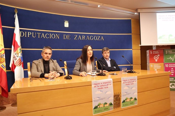 El coordinador del estudio Benito Burgos, la diputada provincial Cristina Palacín y el director de la Cátedra DPZ sobre Despoblación y Creatividad, Vicente Pinilla.