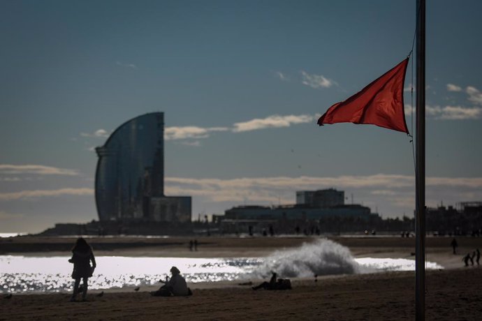 Archivo - Una bandera vermella a causa del temporal a la platja de la Barceloneta