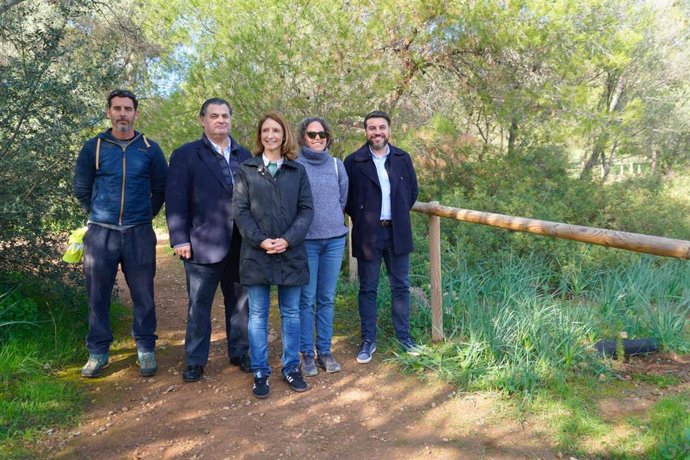 Los regidores, en la visita.