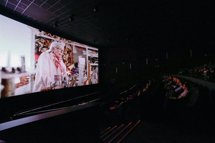 Momento de la proyección del documental 'La vida en lienzo'