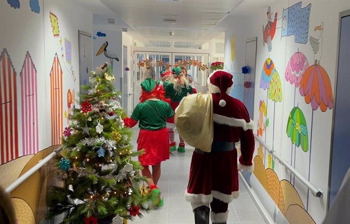 Papá Noel y sus elfos de Navidad visitan el Hospital Serranía de Ronda