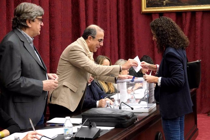 Votación en el claustro de la US con el rector en la imagen