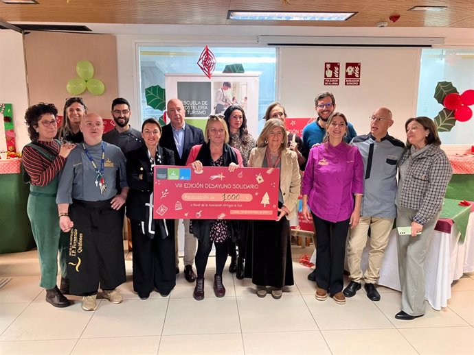 La delegada de Desarrollo Educativo de la Junta, Isabel Paredes, y la directora del Área de Planificación de la institución provincial, Elisa del Valle, en el desayuno solidario donde se han recaudado 1.000 euros a la asociación Amigas al Sur