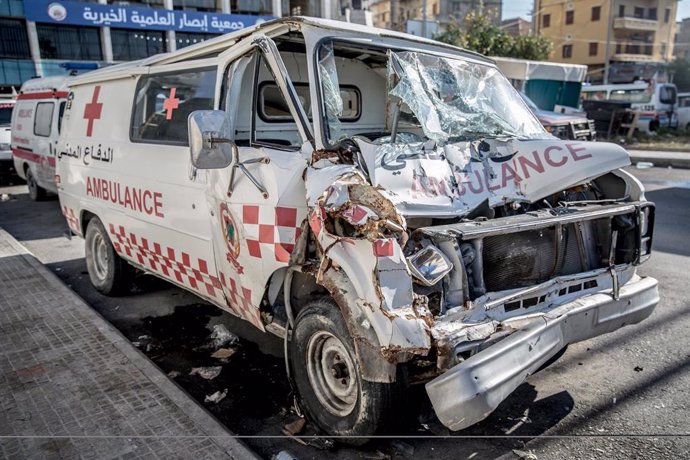 Una ambulancia destruida por los ataques en Saida, Líbano