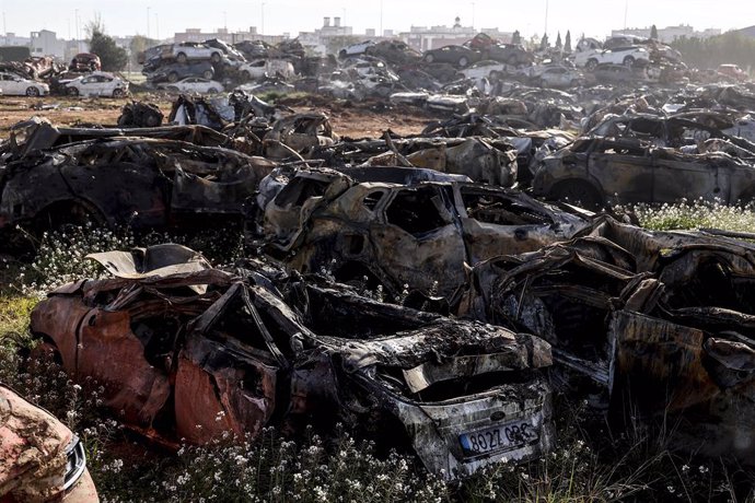 Les restes de l'incendi de la campa de residus i vehicles de la dana originat el 17 de desembre del2024, a Catarroja.