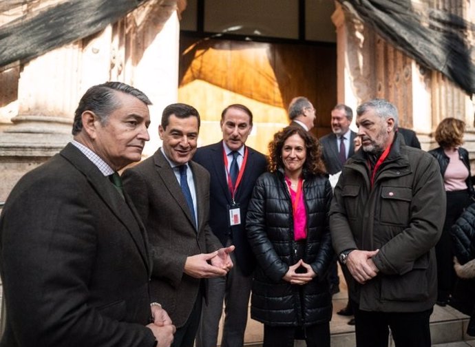 El presidente de la CEA, Javier González de Lara, en el centro junto al presidente de la Junta, Juanma Moreno, y los secretarios regionales de CCOO, Nuria López, y UGT, Óskar Martín, tras la aprobación de la Ley de Participación Institucional