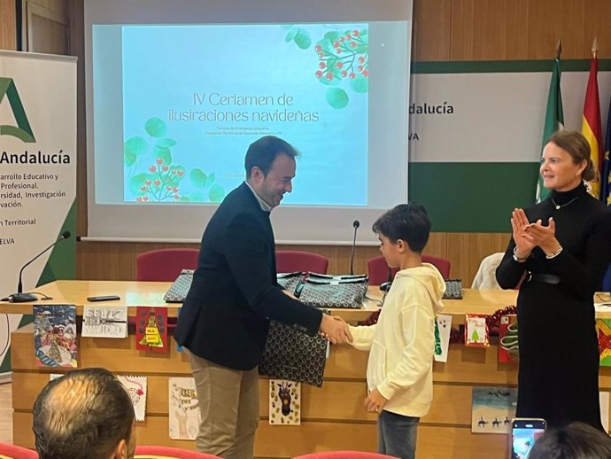 El delegado de Desarrollo Educativo y Formación Profesional de la Junta en Huelva, Carlos Soriano, en la entrega de premios de IV Certamen de Ilustraciones Navideñas.