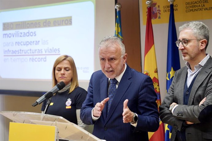 (I-D) La delegada del Gobierno en la Comunitat Valenciana, Pilar Bernabé; el ministro de Política Territorial y Memoria Democrática, Ángel Víctor Torres, y el secretario de Estado de Política Territorial, Arcadi España, en una rueda de prensa en València.