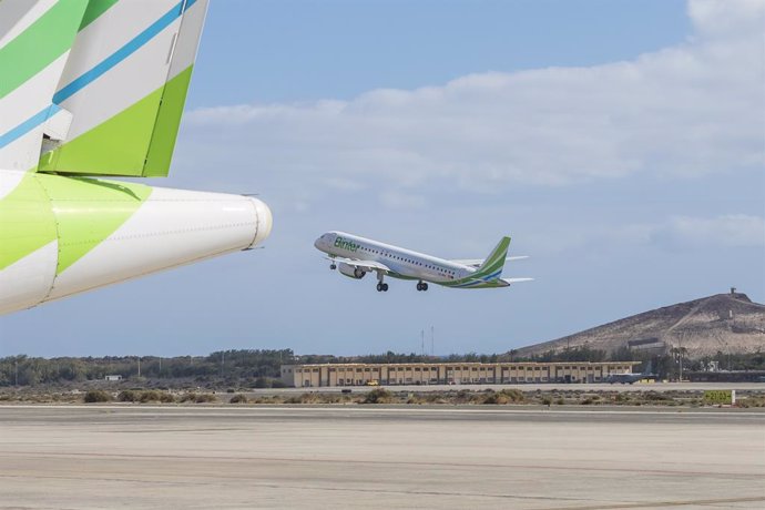 Archivo - Arxiu - L'aerolínia Binter connectarà València amb Canàries amb huit freqüències setmanals