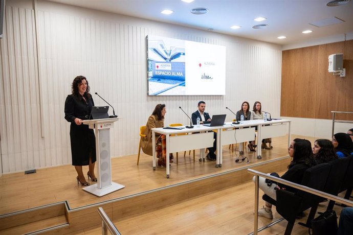 La alcaldesa de Almería, María del Mar Vázquez, durante su intervención en la jornada de trabajo celebrada en las instalaciones del Espacio ALMA (Almería).