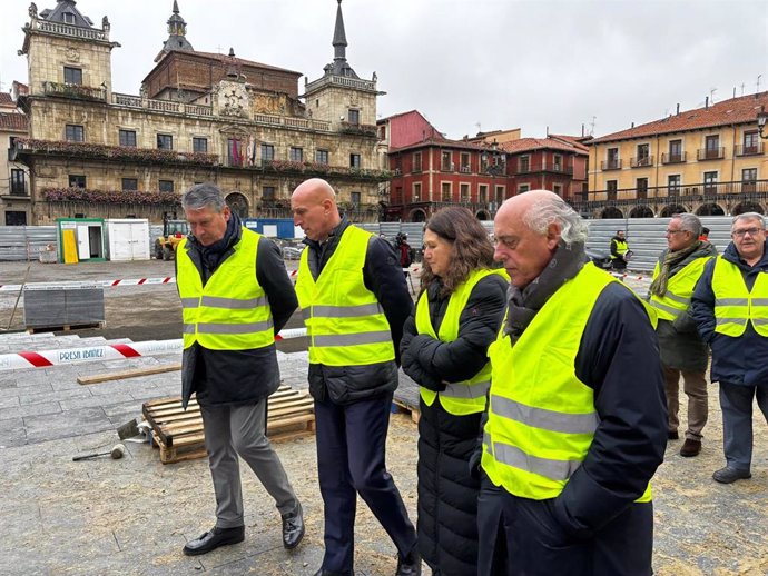 El alcalde de León este miércoles en su visita a las obras de la Plaza Mayor.