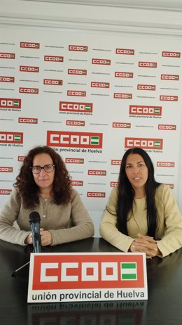 Archivo - La secretaria general de CCOO de Huelva, Julia Perea (izquierda), y la responsable del área de la Mujer del CCOO en Huelva, Teresa Pulido, en una imagen de archivo.