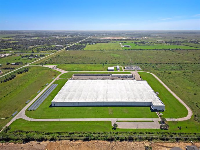 Aerial view of Serverfarm's HOU1 site in Houston, TX. The facility is 350,000 SF on 197 acres providing plenty of room for expansion.