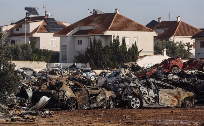 Los restos del incendio de la campa de residuos y vehículos de la DANA, originado ayer, a 17 de diciembre de 2024, en Catarroja