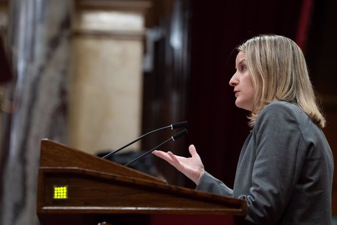 La consellera de Derechos Sociales e Inclusión, Mònica Martínez, durante un pleno en el Parlament de Cataluña, a 18 de diciembre de 2024, en Madrid (España). El presidente de la Generalitat, comparece hoy ante el pleno del Parlament para informar sobre lo