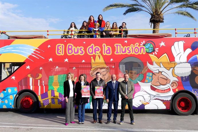 La concejala de Turismo del Ayuntamiento de Cádiz, Beatriz Gandullo, y el director de operaciones de City Sightseeing Cádiz, Jaime Ruiz, presentan una nueva edición de 'El Bus de la Ilusión'