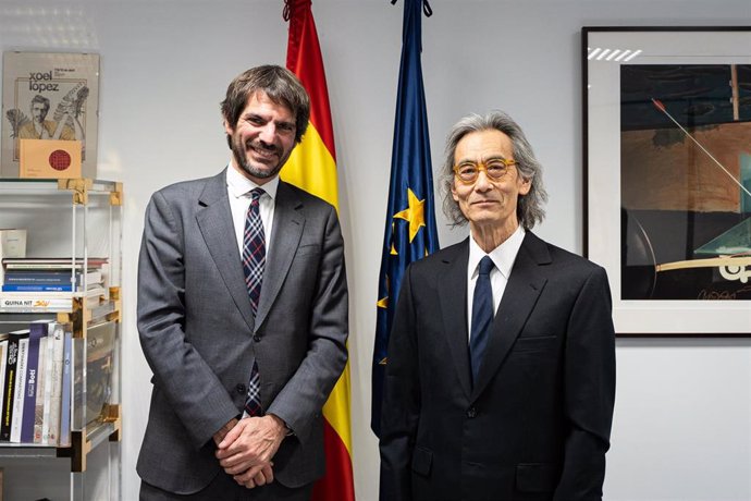 Archivo - El ministro de Cultura, Ernest Urtasun, posa junto al director de orquesta Kent Nagano