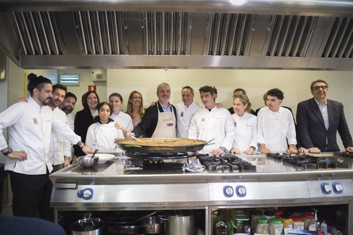 El alcalde Jaume Collboni junto a participantes de la iniciativa solidaria para repartir 1.000 raciones de comida en 4 comedores sociales de la ciudad