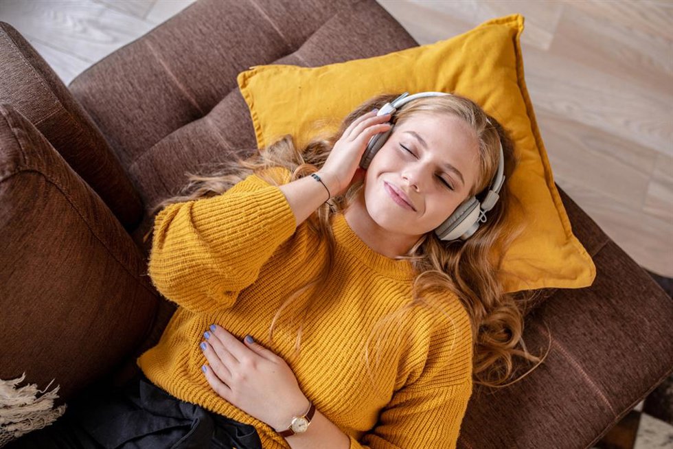 Archivo - Escuchando música.