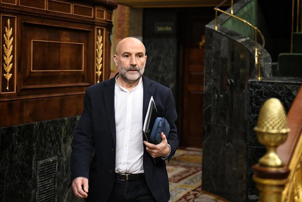 El diputado de BNG Néstor Rego, a su llegada a una sesión plenaria en el Congreso de los Diputados, a 17 de diciembre de 2024, en Madrid (España). El Pleno del Congreso arranca esta tarde con el debate de toma en consideración de dos iniciativas legisla