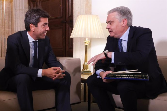 El 'president' Carlos Mazón y el fiscal superior José Francisco Ortiz, en la entrega de la memoria de Fiscalía de 2023 en el Palau de la Generalitat