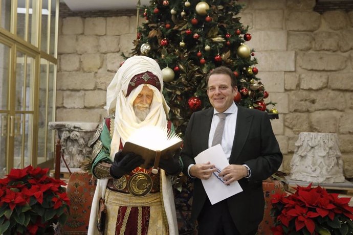 Julián Urbano y el Emisario de Sus Majestades Reales al presentar la Cabalgata de Reyes Magos 2025.