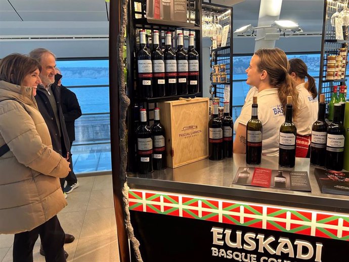 Promoción de productos de calidad de Euskadi para turistas en la terminal de Getxo (Bizkaia)