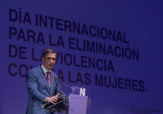 El presidente del Gobierno, Pedro Sánchez, interviene durante un acto con motivo del Día Internacional para la Eliminación de la Violencia contra las Mujeres, en el Teatro Pavón, a 25 de noviembre de 2024, en Madrid (España). 