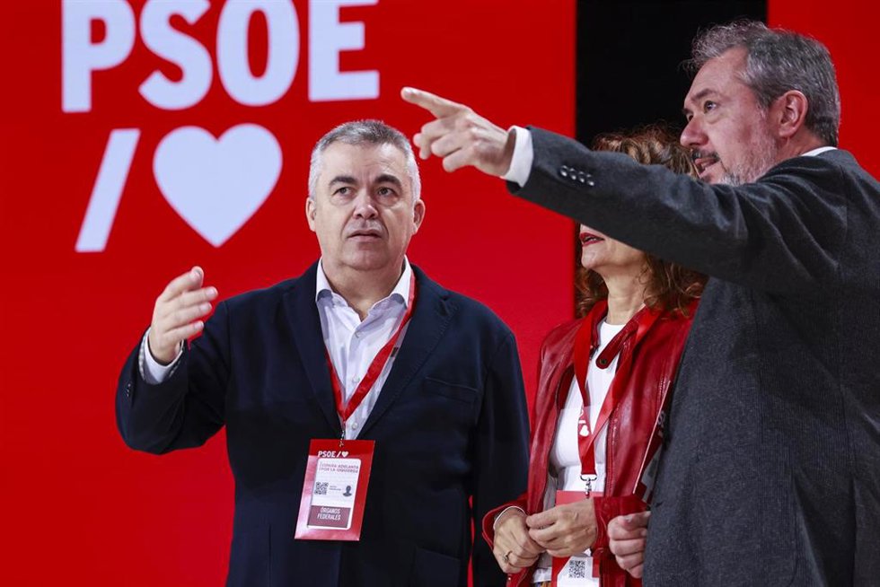 El secretario general del PSOE de Andalucía y portavoz del Grupo Parlamentario Socialista en el Senado, Juan Espadas, (d) durante el Congresol PSOE en el Palacio de Congresos y Exposiciones de Sevilla