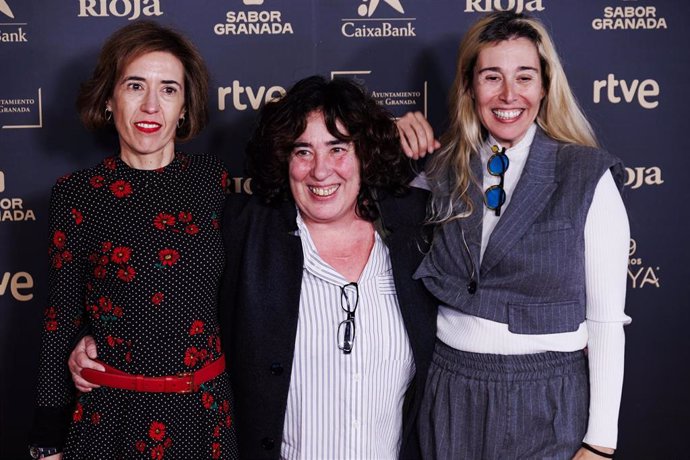 (I-D) La productora Mercedes Gamero, la directora Arantxa Echevarría y la productora María Luisa Gutiérrez posan tras la presentación de los nominados a la 39 edición de los Goya, en la Academia de Cine