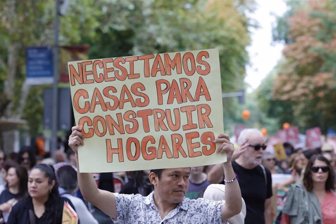 Archivo - Varias personas durante una manifestación para denunciar el precio de los alquileres, a 13 de octubre de 2024, en Madrid (España). 