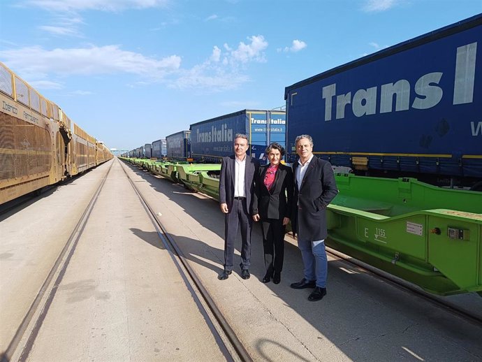 En marcha el primer tren de la autopista ferroviaria del Puerto de València tras la DANA