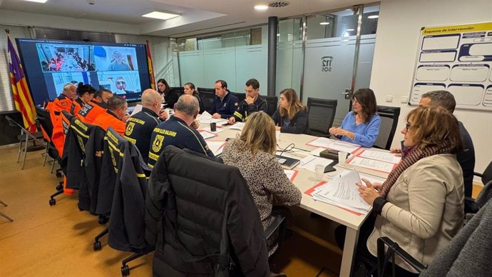 La consellera de Presidencia y Administraciones Públicas, Antònia Maria Estarellas, preside la reunión del Consejo Asesor del Voluntariado de Protección Civil.