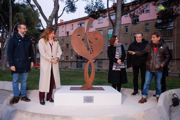 La alcaldesa de Zaragoza, Natalia Chueca, descubre una escultura en homenaje a los donantes de corazón