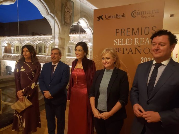 La delegada territorial en Segovia, Raquel Alonso (izda); el consejero de Movilidad, José Luis Sanz Merino; la presidenta de la Cámara de Segovia, María José Tapia; la consejera Leticia García y el director territorial de CaixaBank, Gerardo Cuartero.