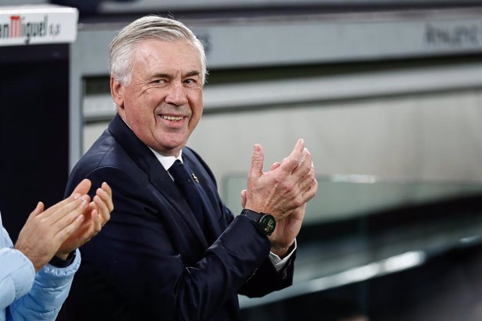 El entrenador del Real Madrid, Carlos Ancelotti, ante el Rayo Vallecano. 