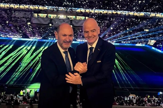 Rafael Louzán, presidente de la RFEF, junto a Gianni Infantino, presidente de la FIFA.