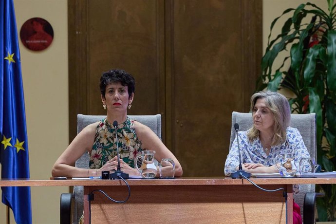 Archivo - La ministra de Inclusión, Seguridad Social y Migraciones, Elma Saiz (i) y la secretaria de Estado de Migraciones, Pilar Cancela (d), durante una rueda de prensa en la sede del Ministerio, a 22 de julio de 2024, en Madrid (España). 