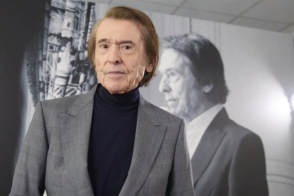 El cantante y actor español, Miguel Rafael Martos Sánchez, más conocido como Raphael, durante la presentación de su álbum Ayer... aún, en las oficinas de Universal, a 22 de noviembre de 2024, en Madrid (España).  Raphael rinde homenaje a la canción fr