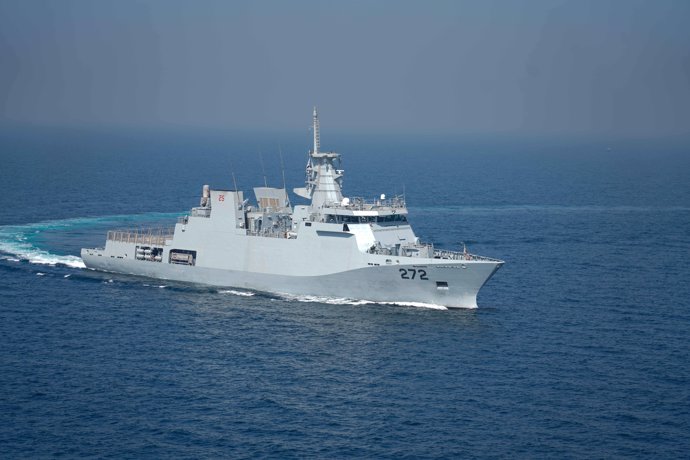 Archivo - STYLELOCATIONThe Pakistani Brooke-class Guided-Missile Frigate PNS Tabuk sails alongside the U.S. Navy amphibious dock landing ship USS Pearl Harbor during a passing exercise November 11, 2021 in the Gulf of Oman.