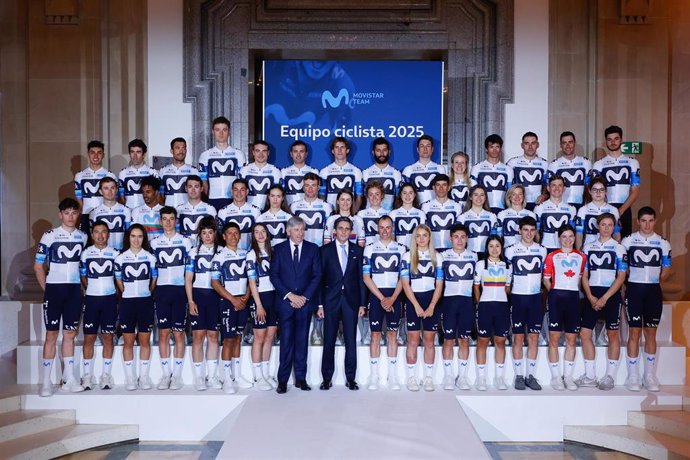 Presentación del Movistar Team masculino y femenino para la temporada 2025.