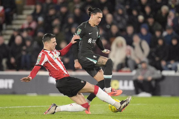 18 December 2024, United Kingdom, Southampton: Liverpool's Darwin Nunez (R) and Southampton's Jan Bednarek battle for the ball during the English Carabao Cup quarter-final soccer match between Southampton and Liverpool at St. Mary's Stadium. Photo: Andrew