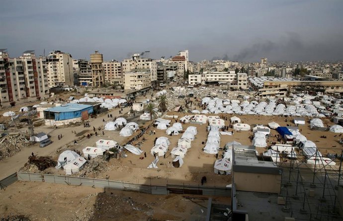 Campamento para desplazados de Yabalia y Beit Lahia en el que fuera el estadio de fútbol de Yarmuk, en la ciudad de Gaza