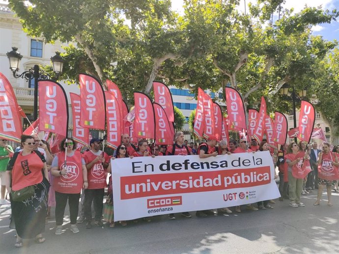 Archivo - Concentración de UGT y CCOO en defensa de la universidad pública.