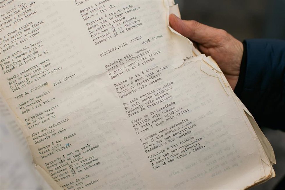 Archivo - Detalle de un libreto con la canción 'Grndola, Vila Morena' de Zeca Afonso, símbolo de la Revolución de los Claveles en Portugal