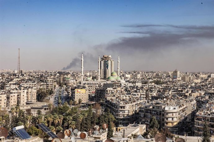 Humo tras ataques en la ciudad de Alepo, en el norte de Siria