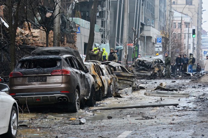 20 December 2024, Ukraine, Kiev: Damaged cars and buildings are seen after a Russian missile strike hits the city centre of Kiev. Photo: Aleksandr Gusev/SOPA Images via ZUMA Press Wire/dpa