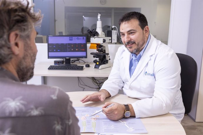 El Dr. Agustín García Peiró, atendiendo en la consulta