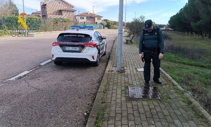 Un agente de la Guardia Civil junto a una de las arquetas metálicas