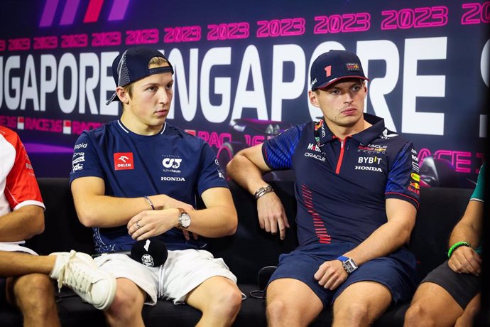 Archivo - Liam Lawson junto a Max Verstappen en una rueda de prensa previa al Gran Premio de Singapur 2023